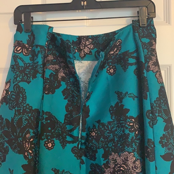 🎉 2/50 Stunning Formal Two Piece - Picture 9 of 9